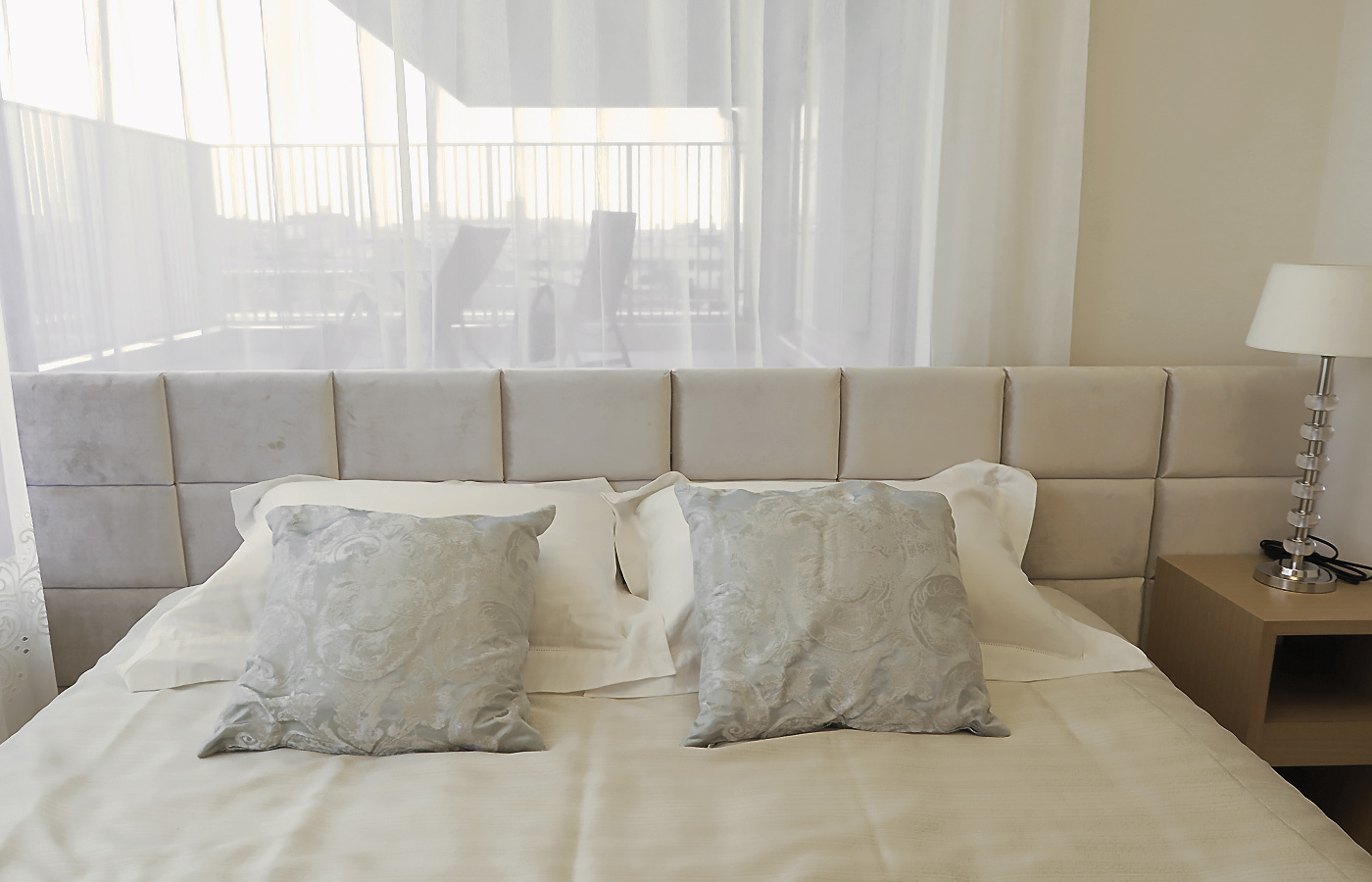 据え置き型ベッドヘッド（upholstered bedheads）：ルポゼ・クリエーション：大阪・広島：オーダーメイド：モデルルーム：マンション